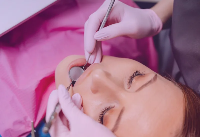 Dentista realizando una revisión de odontología general a un paciente