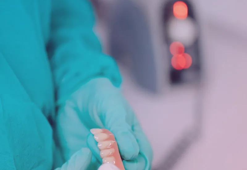 Técnico dental puliendo una prótesis dental en el laboratorio