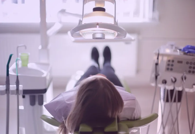 Paciente relajada bajo sedación dental en consulta odontológica